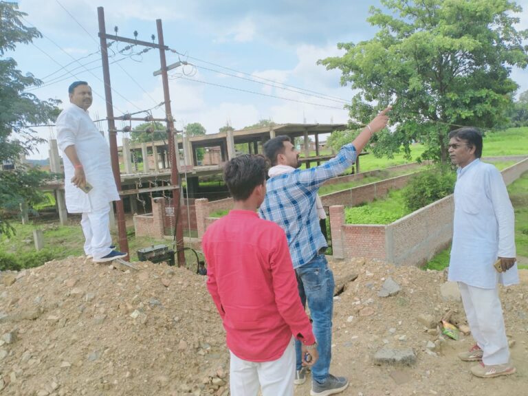 धरना प्रदर्शन के डर से विभाग हुआ सक्रिय,पावर कारपोरेशन के कर्मचारियों ने सड़क के हाईवे किनारे से ट्रांसफार्मर व पावर लाइन तार हटाने के कार्य में लगे।