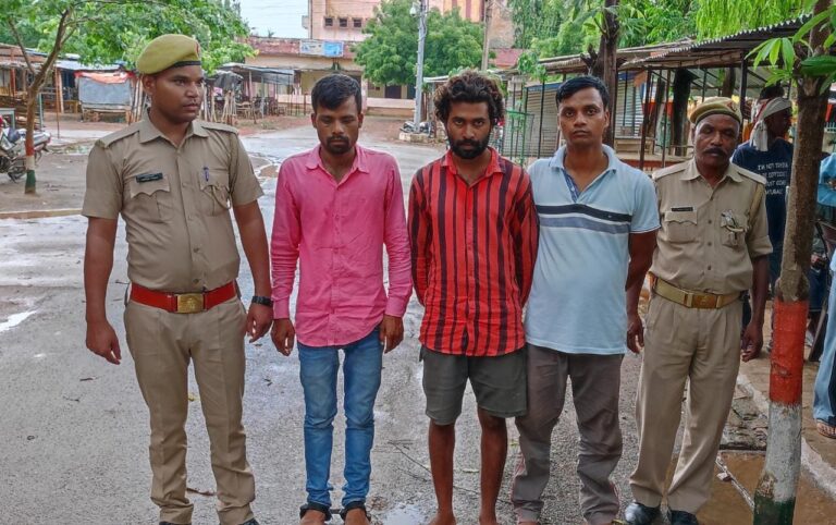 रॉबर्ट्सगंज पुलिस ने तीन वांछित अभियुक्तों को किया गिरफ्तार, दो की तालाश जारी।