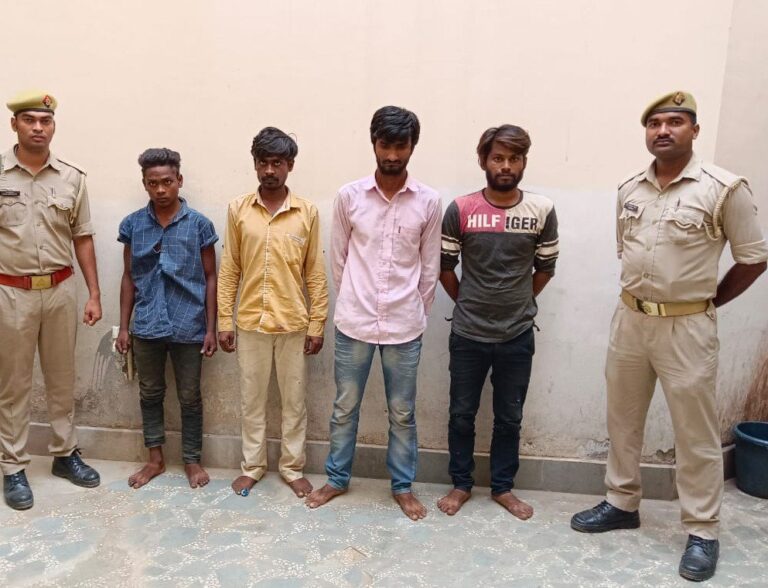 रॉबर्ट्सगंज पुलिस ने चोरी की योजना बनाते हुए चार लोगों को पकड़ा, औजार बरामद।