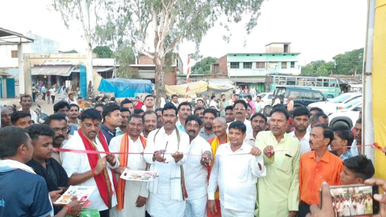 म्योरपुर : स्वदेशी व्यापार मेला का विधायक रामदुलार गोड़ ने फीता काटकर किया शुभारम्भ।