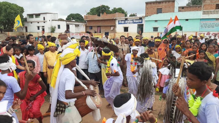 म्योरपुर : विश्व आदिवासी दिवस पर हजारो की संख्या में आदिवासियों ने निकाला विशाल जुलूस।