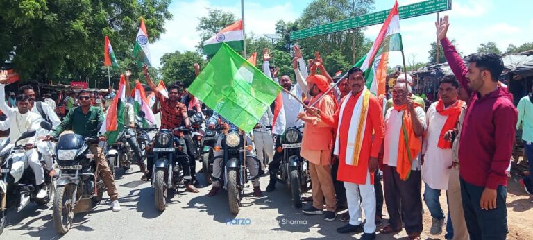 हर घर तिरंगा अभियान को क्षेत्रीय विधायक ने हरी झंडी दिखाकर रवाना किया।