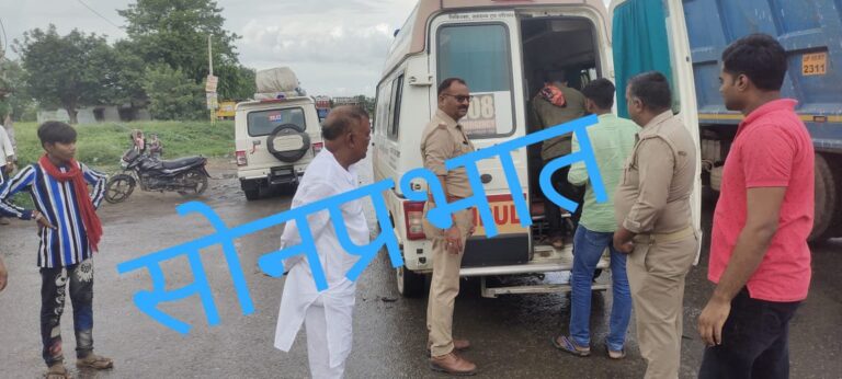 बाइक सवार को पिकप ने मारा धक्का तीन घायल।