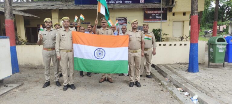 डाला पुलिस चौकी में चला स्वच्छता अभियान, अमृत महोत्सव के तहत हर घर तिरंगा पर पहल।