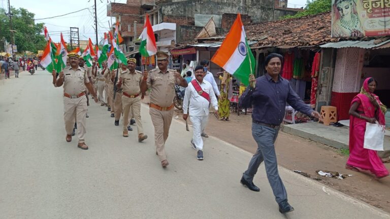 वंदे मातरम की जय घोष के साथ एसडीएम दुद्धी हाथों में तिरंगा लेकर नगर भ्रमण कर हर घर तिरंगा के लिए जागरूक किया।