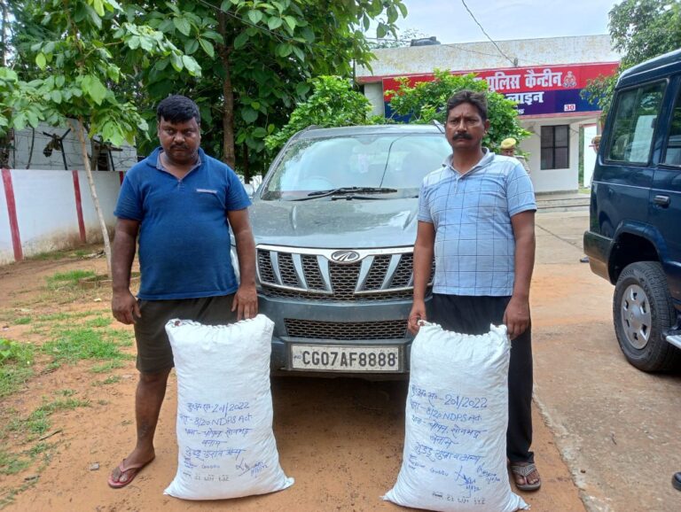 सोनभद्र : एसओजी टीम एवं थाना चोपन पुलिस ने दो अन्तर्राज्यीय गांजा तस्कर को 45 किलो गांजा व लग्जरी वाहन XUV 500 के साथ गिरफ्तार किया।