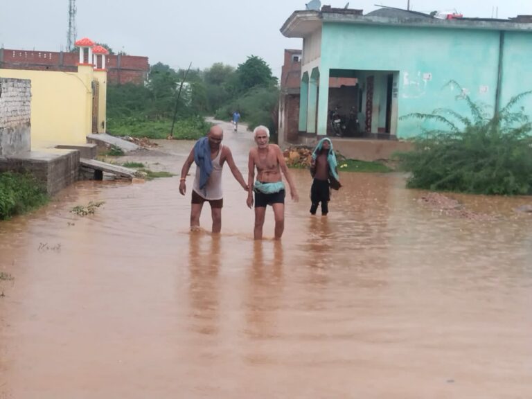 बारिश होते ही खुल गया समाज कल्याण राज्य मंत्री , ब्लाक प्रमुख और ग्राम प्रधान के विकास के पोल।