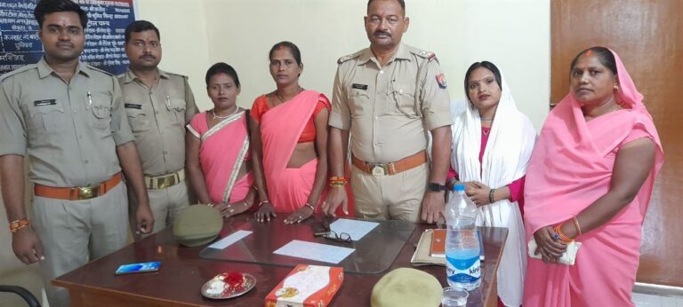 आजीविका समूह की महिलाओं ने पुलिस कर्मियों सहित चौकी इंचार्ज को बांधी राखी।