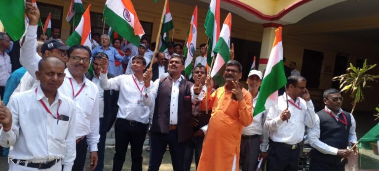 वंदे मातरम के गगनभेदी नारों के साथ अधिवक्ताओं ने कोर्ट परिसर से निकाला तिरंगा यात्रा।