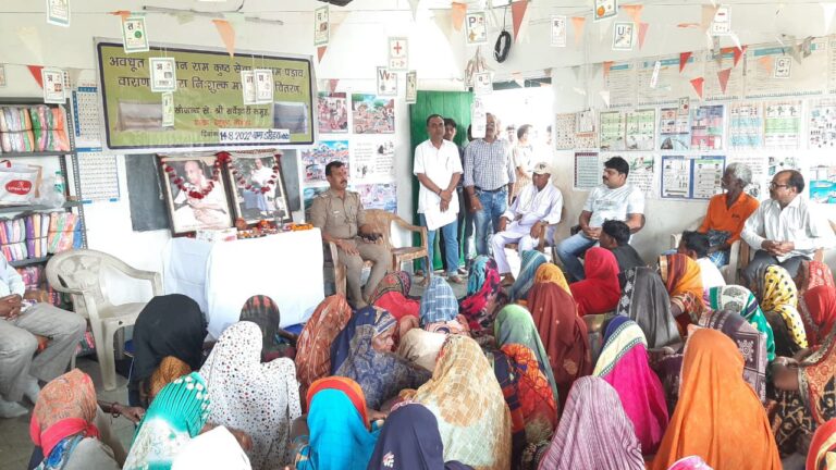 सर्वेशरी समूह ने 130 मच्छरदानी व फलदार पौधे किया वितरित।