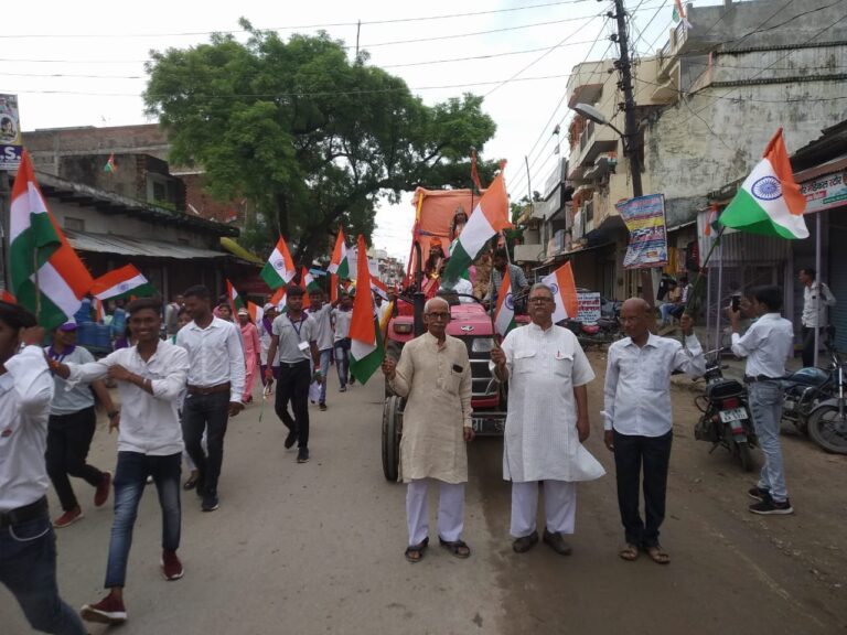 स्वतंत्रता दिवस के अवसर पर सरस्वती विद्या मंदिर में सांस्कृतिक कार्यक्रम संपन्न प्रभात फेरी झांकी में भारत माता, रानी लक्ष्मीबाई ,सुभाष चंद्र बोस व सैनिकों के भेष में बच्चे हुए सम्मिलित।