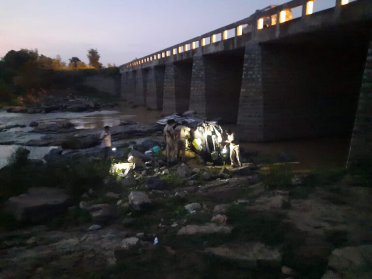 कर्मनाशा नदी पूल सियरियां में डायल 112 की गाड़ी पलटने से दो घायल।