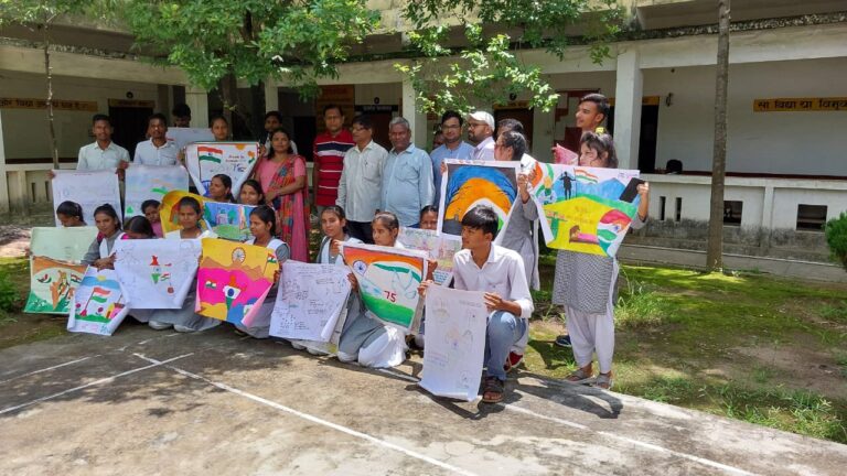 भाषण प्रतियोगिता में मानसी तिवारी प्रथम स्थान प्रियंका गौतम को दूसरा अंजलि को तीसरा स्थान मिला।