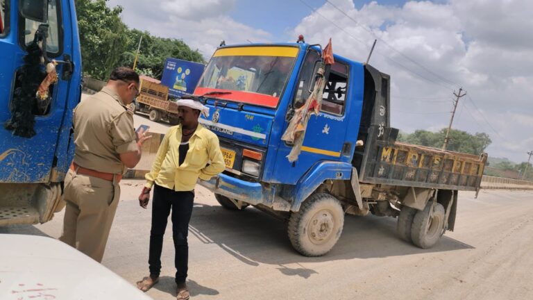 डाला पुलिस ने 10 टीपरों का विपरीत दिशा से चलने में किया चालान।