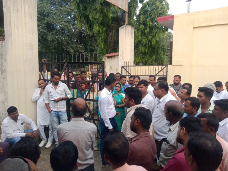 खण्डविकास अधिकारी, एडीओ पंचायत, सेक्रेटरी की उपेक्षा से क्षुब्ध ग्राम प्रधानों ने मुख्य द्वार पर किया प्रदर्शन।