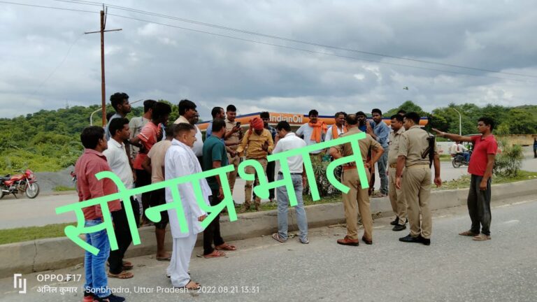 अनियंत्रित होकर बाइक डिवाइडर से टकराने से दो घायल।