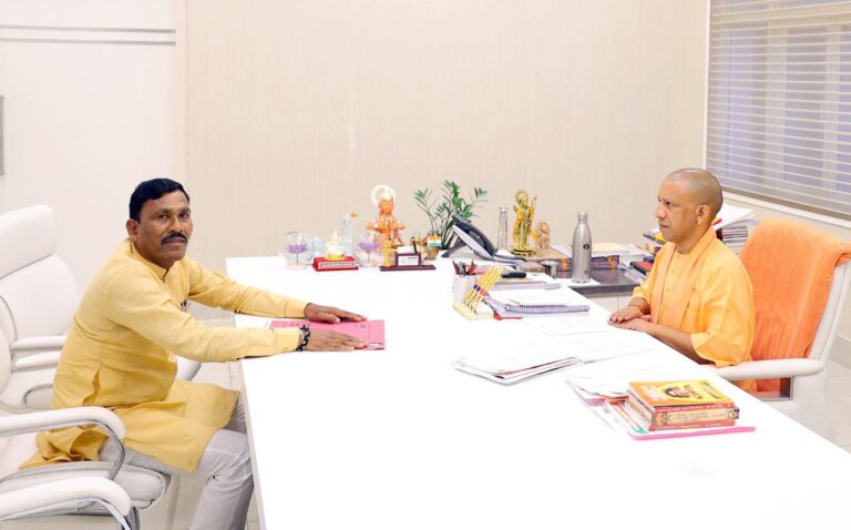 ओवरलोडिंग, रोजगार, भ्रष्टाचार तथा बेदखली समेत अन्य मुद्दों को लेकर सीएम से मिले दुद्धी विधायक।