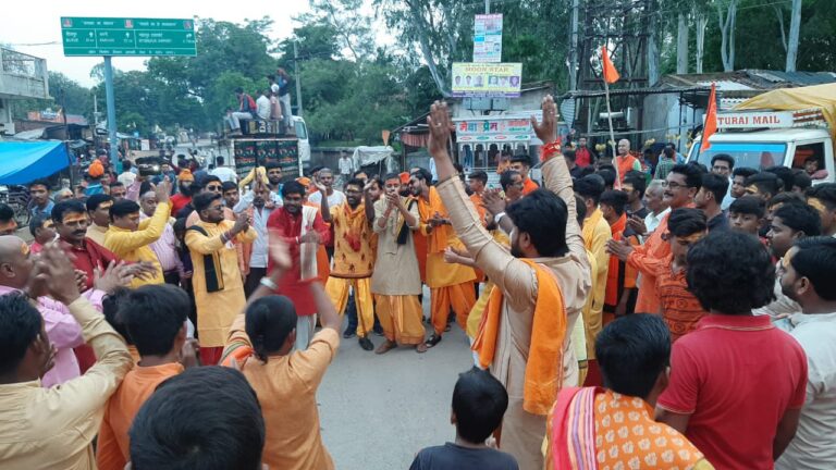 म्योरपुर में निकली गयी श्री कृष्ण की भव्य शोभा यात्रा।