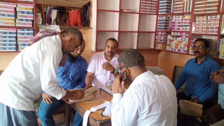 खाद्य पदार्थ की टीम का मिष्ठान की दुकान पर औचक निरीक्षण से मचा हड़कंप।