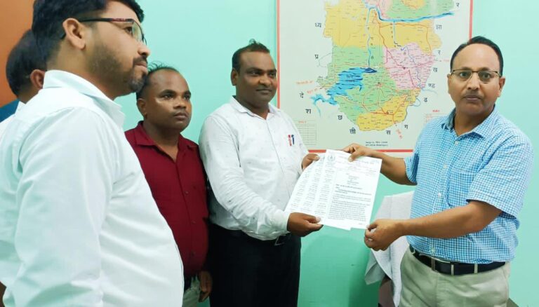 पुरानी पेंशन पर एकजुट माध्यमिक शिक्षक आंदोलित।