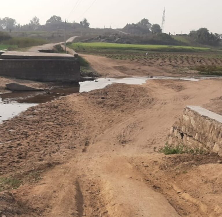 म्योरपुर : सात वर्षों बाद भी बिच्छी नदी पर नही हो सकी टूटी पुलिया का निर्माण।