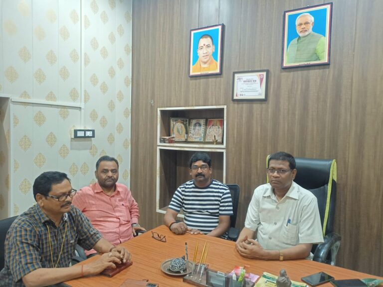 उपनिदेशक पंचायत मिर्जापुर मंडल ने ग्राम पंचायत सचिवालय का किया निरीक्षण।