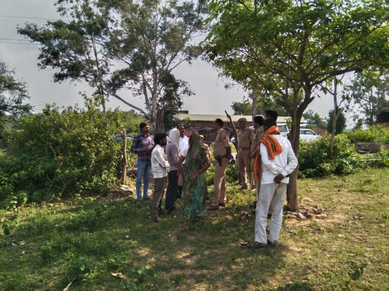 भूमि विवाद को समाप्त कर तहसीलदार ने हटवाया अतिक्रमण।