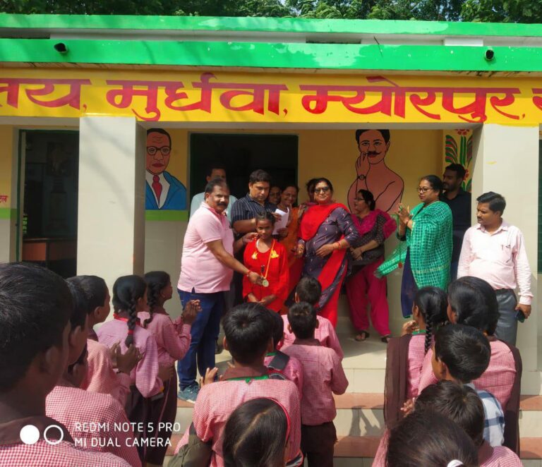 बेलहत्थी न्यायपंचायत स्तरीय मेधावी परीक्षा में परचम लहराने वाले छात्रों को मेडल पहनाकर किया गया सम्मानित।