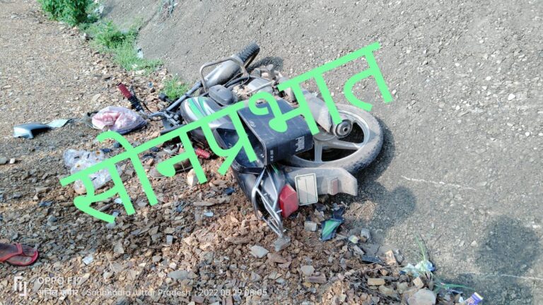 अनियंत्रित होकर बाइक सवार गिरा खाई में, गंभीर रूप से घायल।