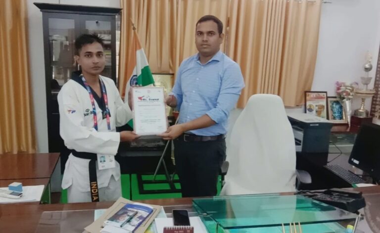 जिलाधिकारी सोनभद्र ने रवि सिंह को भारत देश का प्रतिनिधित्व करने पर किया सम्मानित