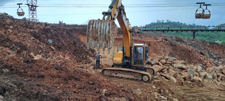 प्राकृतिक संपदा को नुकसान पहुंचा कर कंपनी करा रही है निर्माण कार्य।