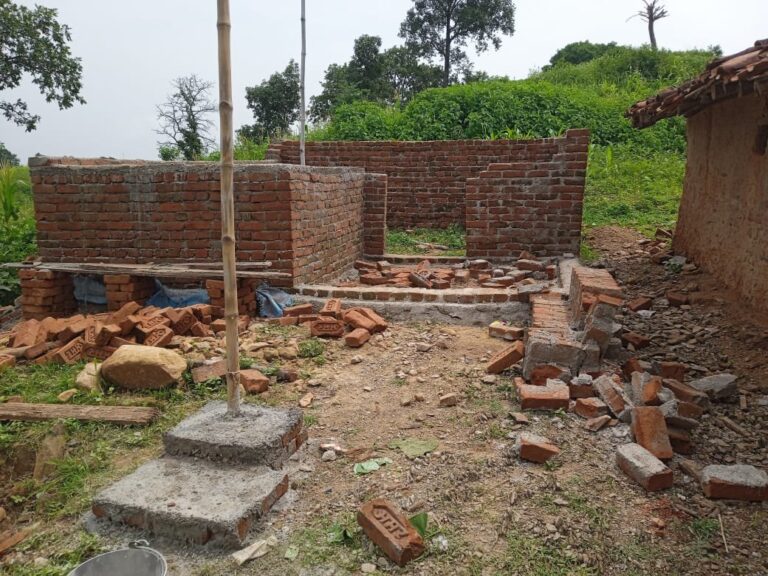 वनाधिकार द्वारा मिले पट्टे की भूमि पर बन रहे मकान कहीं गिराया जा रहा तो कहीं बनवाया जा रहा, वन विभाग की दोहरी नीति।