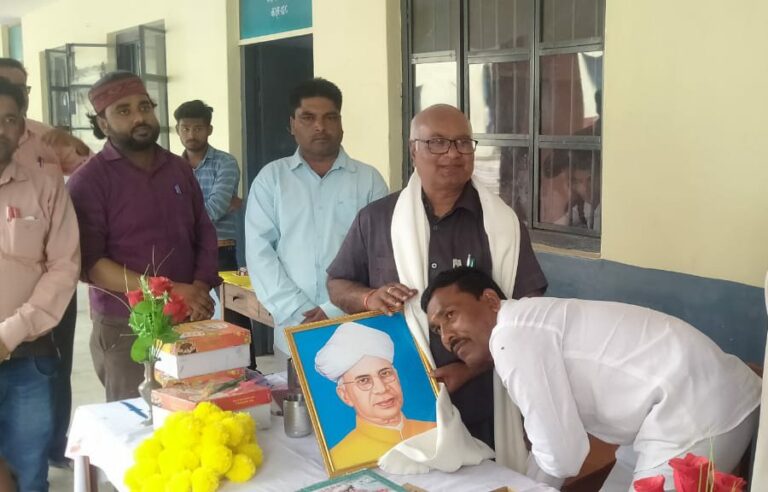 गुरु ही शिष्य में अच्छे चरित्र का निर्माण करता है – दुद्धी विधायक राम दुलार सिंह गोड़।