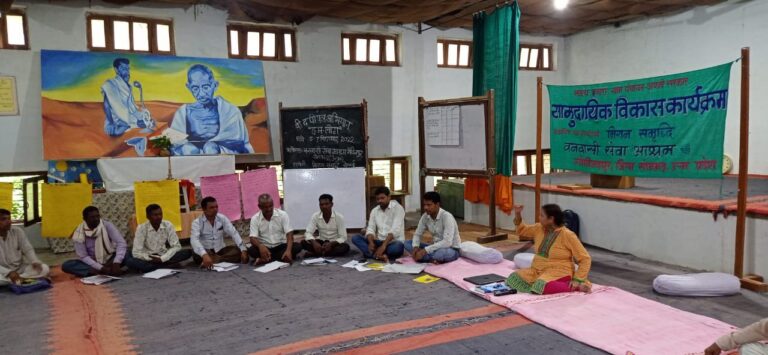 व्यक्तित्व क्षमता विकास के लिए दी जा रही सविधान की मौलिक अधिकारों की जानकारी।