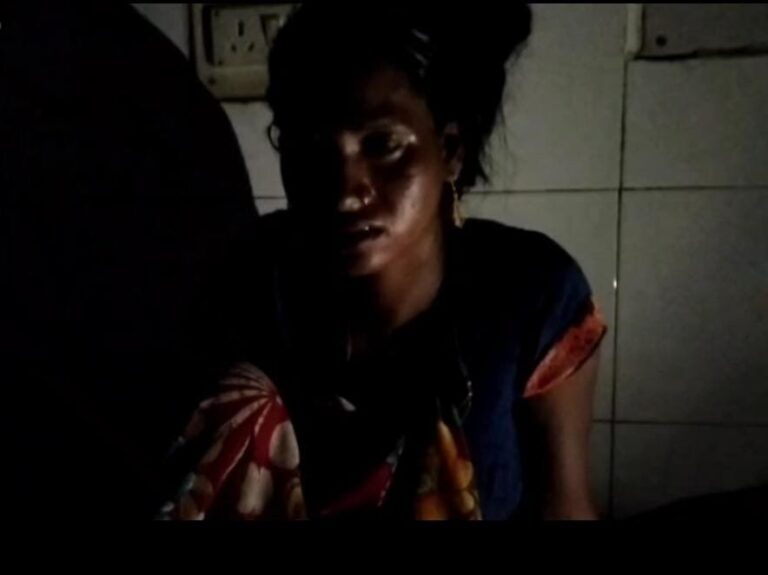 लापरवाही : सामुदायिक स्वास्थ केंद्र चोपन में मोबाईल टार्च के सहारे किया गया प्रसव।