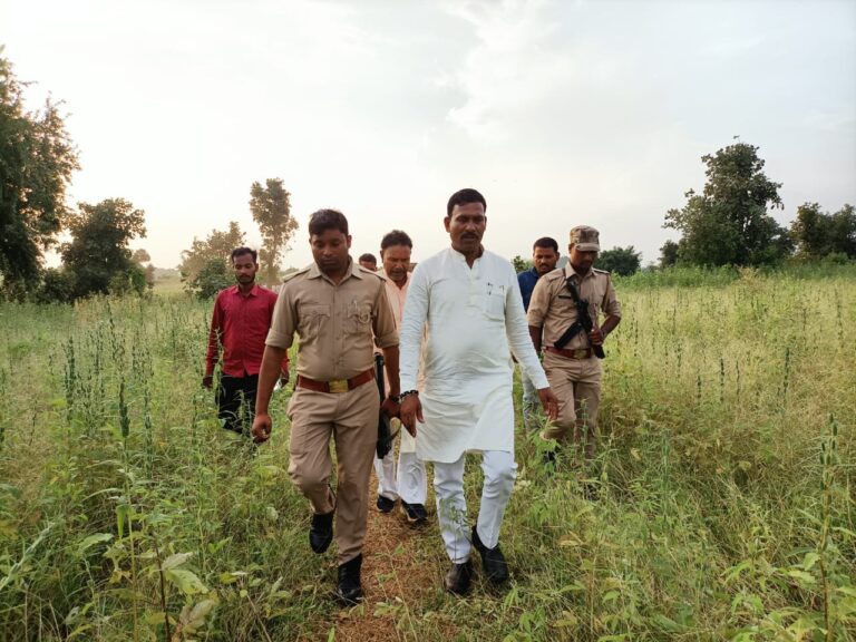 दुद्धी विधायक ने भाजपा कार्यकर्ता की हत्या के घटनास्थल का लिया जायजा।