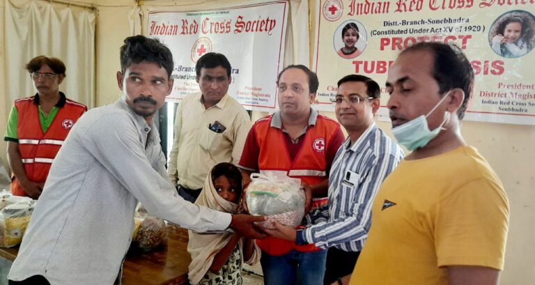 इंडियन रेड क्रॉस सोसाइटी द्वारा चिन्हित 11 टीबी के मरीजों के पोषाहार व स्वास्थ्य परीक्षण का निजी चिकित्सक ने उठाया जिम्मा ।