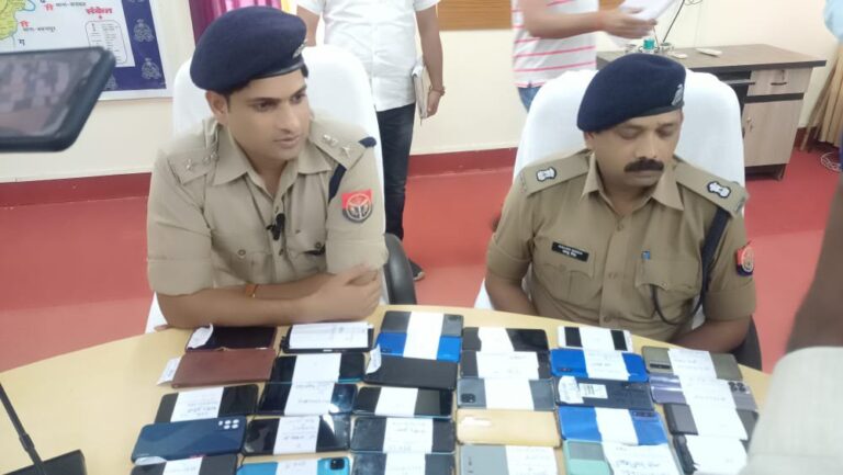 सर्विलांस सेल जनपद सोनभद्र ने खोये/गिरे 35 स्मार्ट फोन की बरामदगी कर स्वामियों को वापस दिलाया।