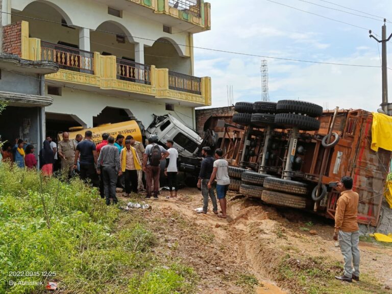 बड़ा हादसा : तेज रफ्तार टेलर अनियंत्रित होकर घर में घुसा सभी बाल – बाल बचे।