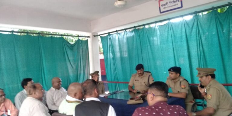 विश्वकर्मा पूजा चेहल्लुम को लेकर कोतवाली में पीस कमेटी की बैठक।