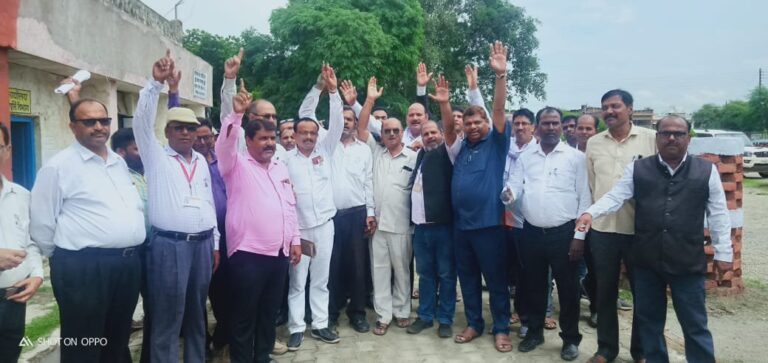 तहसील में भ्रष्टाचार को लेकर लामबंद हुए अधिवक्तागण।