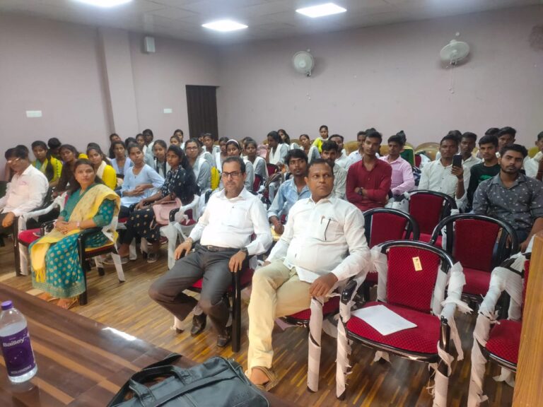 ओजोन पर भाषण प्रतियोगिता का आयोजन में बीएससी की छात्रा तमन्ना को प्रथम स्थान साहिल बीएससी को दूसरा स्थान तथा मानसी तिवारी हर्ष जौहरी को संयुक्त रूप से तीसरा स्थान मिला।