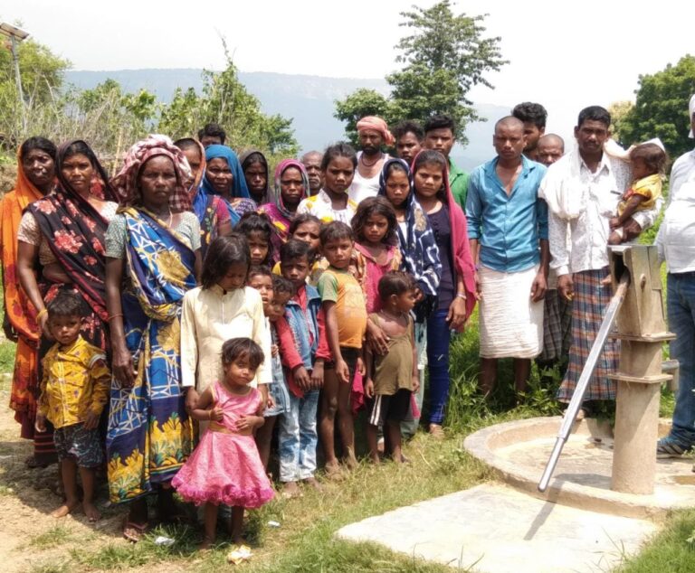 हैंडपंप खराब होने से गंदा पानी पीने को मजबूर रहवासी।