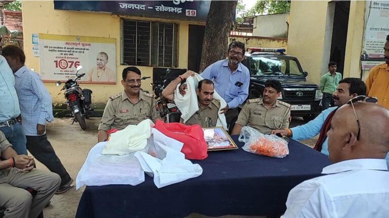 दुद्धी : प्रभारी निरीक्षक राघवेंद्र सिंह की हुई विदाई, माल्यार्पण एवं अंगवस्त्रम भेंट कर किया गया सम्मान।