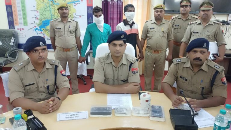 राबर्ट्सगंज पुलिस ने क्षेत्र मे छिनैती/चोरी करने वाले गैंग का पर्दाफाश करते हुये गैंग के दो सदस्यों को गिरफ्तार कर उनके कब्जे से चोरी के सामान किए बरामद।