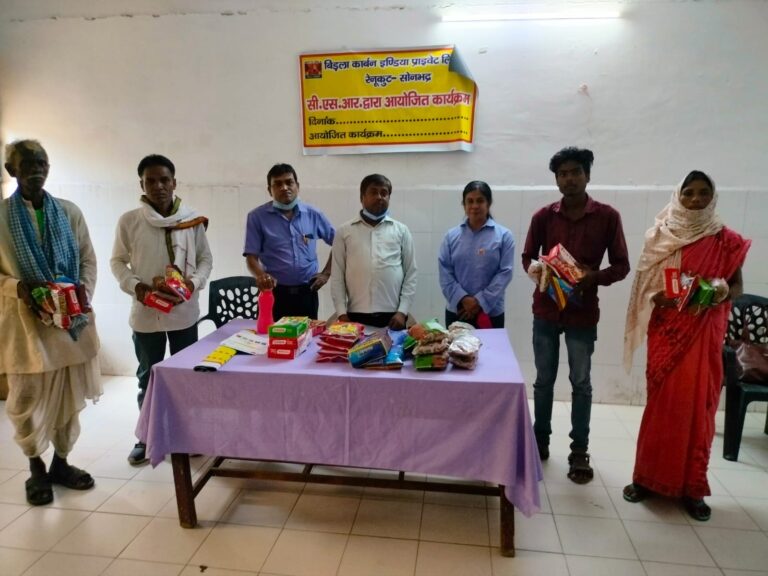 सीएचसी म्योरपुर में बिड़ला कार्बन द्वारा टीबी रोगियों को पोषक पदार्थ के पैकेट का वितरण किया।