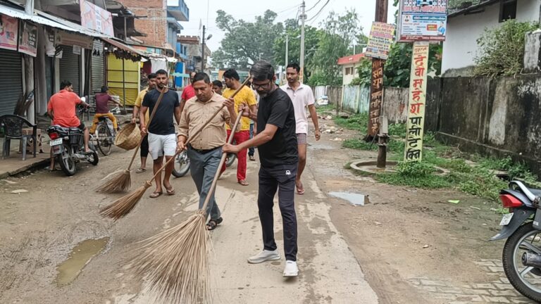 सेवा पखवाड़ा स्वच्छता अभियान चलाकर भाजपा कार्यकर्ताओं ने किया श्रमदान।