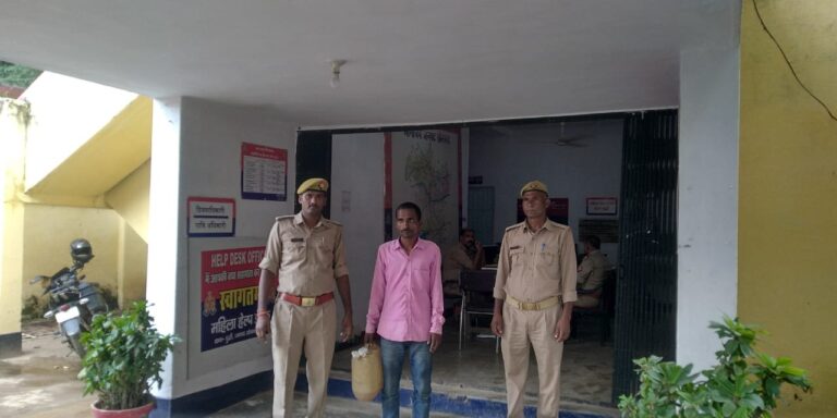 पिता के ऊपर ज्वलंत पदार्थ डालकर मारने वाला पुत्र को पुलिस ने किया गिरफ्तार।