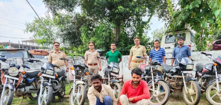 क्राइम ब्रांच/थाना रॉबर्ट्सगंज पुलिस की संयुक्त टीम द्वारा चेकिंग के दौरान अन्तरजनपदीय वाहन चोर गैंग के दो सदस्य गिरफ्तार, जिनके कब्जे/निशानदेही पर अलग-अलग स्थानों से चोरी की गयी 09 मोटरसाइकिल बरामद।