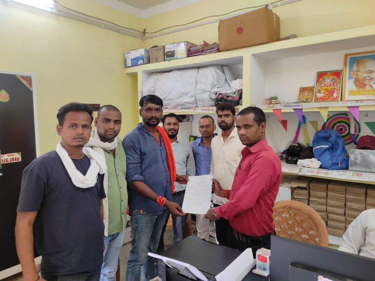 सड़क दुर्घटनाओं का कारण बन रहे छुट्टा पशुओं को गौशाला भेजने हेतु सौंपा ज्ञापन।